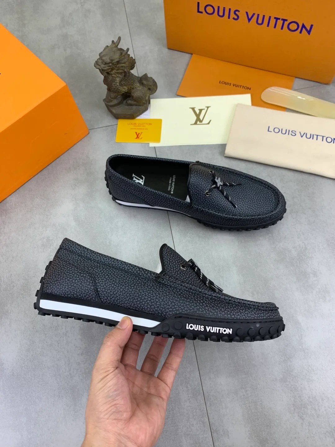 Men's Men's Shoes 💰P640 New Style 💶[LOUIS VUITTON] Water-dyed Niuli Original Order New Style 🍀LV Louis Vuitton *——Top version of LV classic leather shoes! Made of imported original calfskin, original leather side strips and wear-resistant high-end rubber outsole! High quality products! Color: black optional Size: 39-45